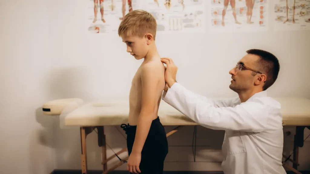 Scoliosi nei bambini: come l’osteopatia può fare la differenza