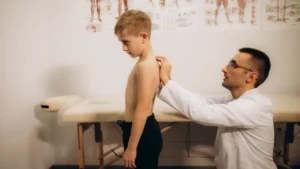 Scoliosi nei bambini: come l’osteopatia può fare la differenza